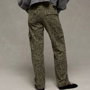 NWT American Eagle Outfitters Olive Green Leopard Cargo Pants